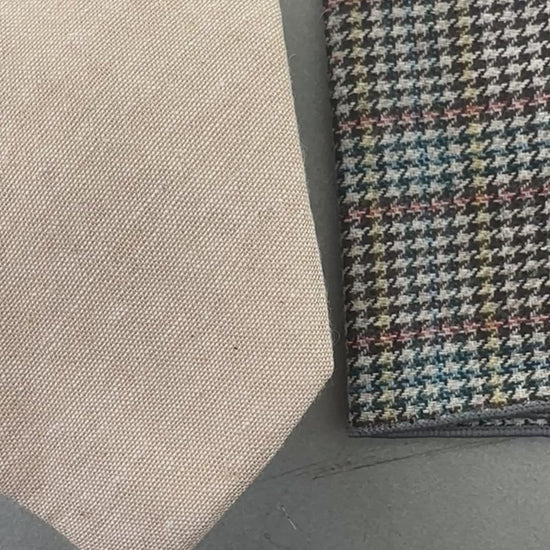 Men's spruce linen tie and check pocket square set for groomsmen.
