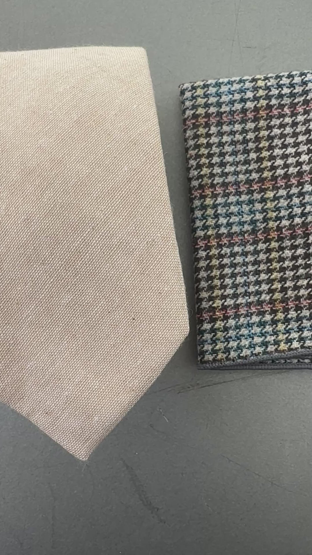 Men's spruce linen tie and check pocket square set for groomsmen.
