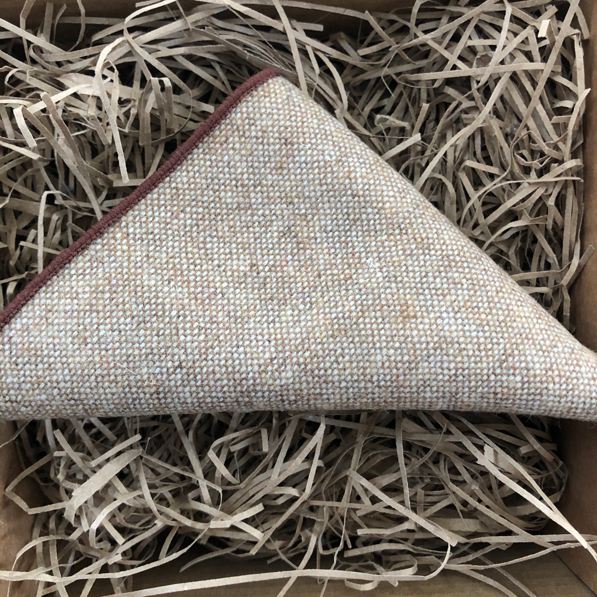 A men's beige wool pocket square which matches perfectly to our men's neckties. The handkerchief comes with free gift wrapping and makes an ideal Christmas gift for men.