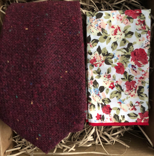 A red, flecked men's tie and pink rose pocket square. THe tie is made in wool and has blue, yellow and red flecks in the wool. The ties comes with free shipping and gift wrapping. Handmade by Daisy and Oak Studio.