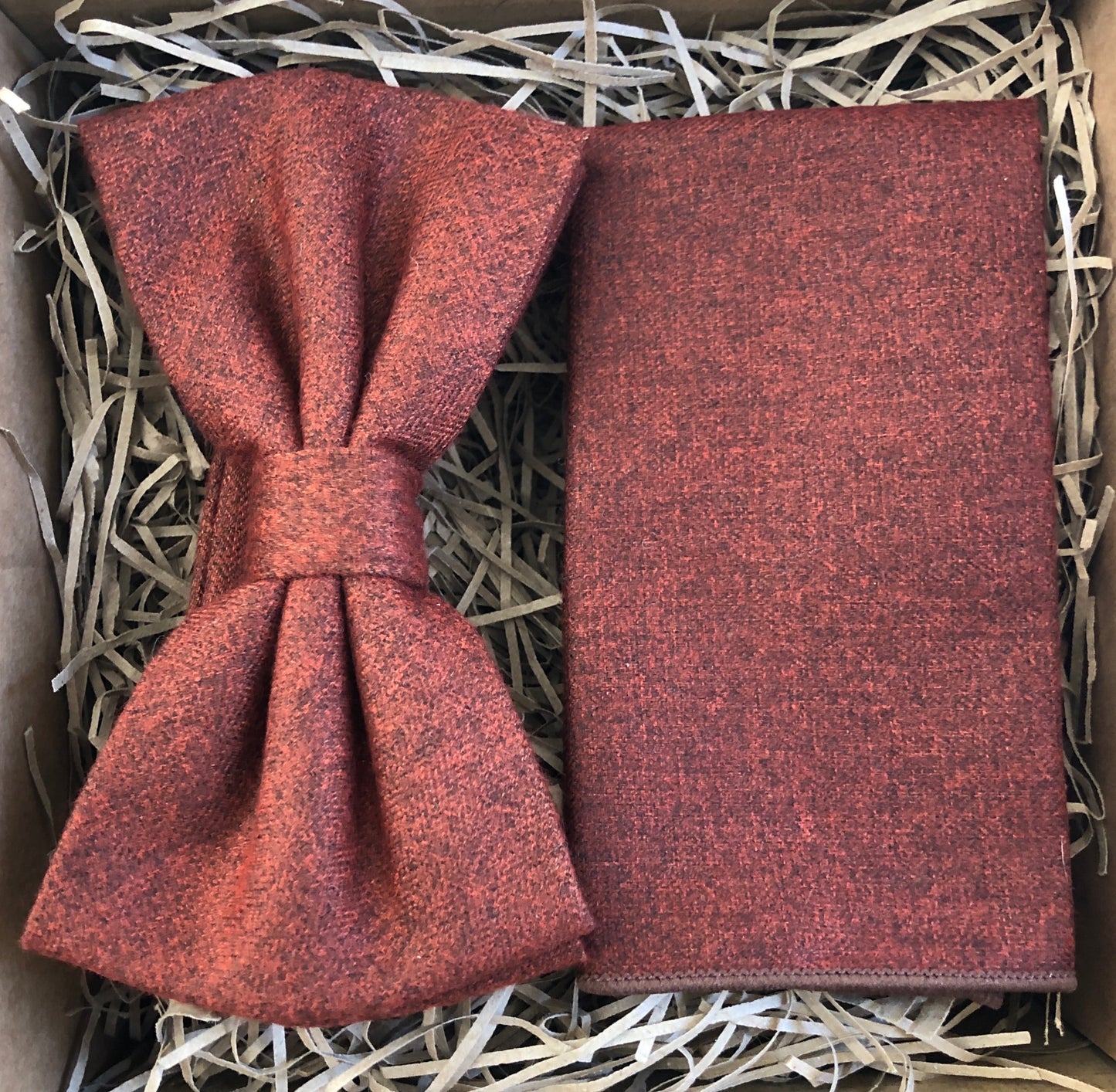 A burnt orange men's bow tie and pocket square in cotton. The bow tie set makes a perfect men's Christmas gift or wedding tie. The tie is gift wrapped.